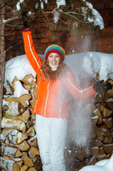 девушка с дровами зимой