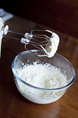 Electric kitchen whisk