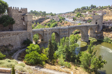 Fototapeta na wymiar Saint Martin medieval bridge wich across the river Tajo in Toled