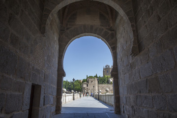 Fototapeta na wymiar Saint Martin bridge arch wich across the river Tajo in Toledo, S