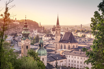 Naklejka premium Panoramę miasta Salzburg latem o zachodzie słońca, Salzburg, Austria