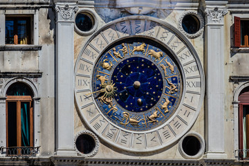 Obraz premium Zodiac clock Tower with winged lion and two moors (1497). Venice