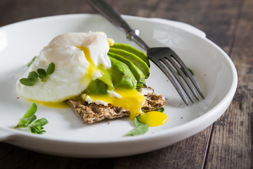 Crispy bread with avocado and poached egg
