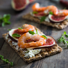 Crispy bread with cream cheese, shrimp and figs