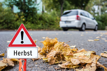 Warnschild Gefahr im Herbst