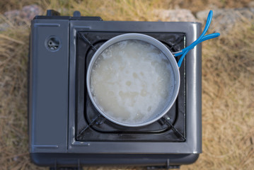 Cociendo arroz en un hornillo de gas.