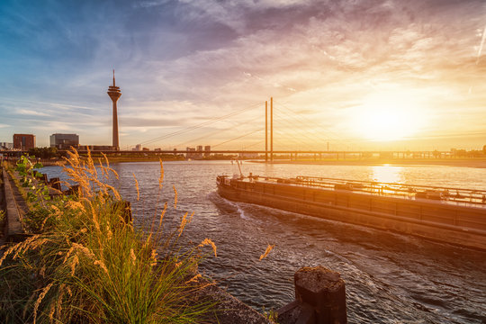 Düsseldorf Uferpromenade im Sonnenuntergang
