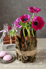 Spring table decoration with bark and anemone flowers