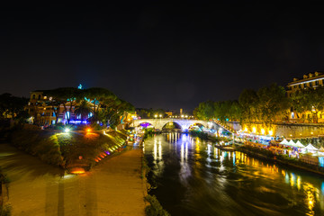 Roma di notte: la vita notturna sulle rive del fiume Tevere