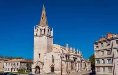 Fototapeta na wymiar Eglise Saintes Marthe à Tarascon.