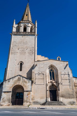 Fototapeta na wymiar Eglise Saintes Marthe à Tarascon.