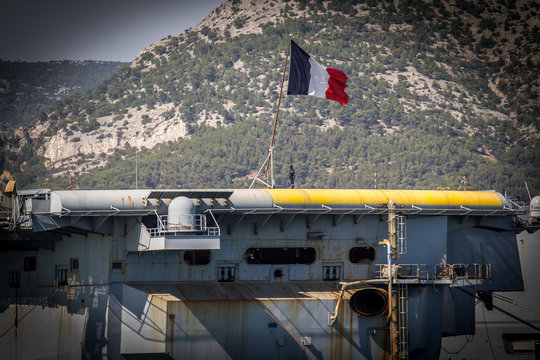marin et drapeau fran&ccedil;ais sur le Charles de Gaulle