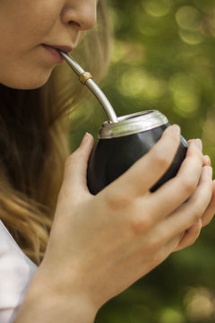Dziewczyna pije yerba mate