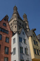 Fototapeta na wymiar Groß St. Martin mit Altstadthäusern in Köln am Rhein