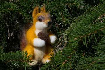 белка на елке