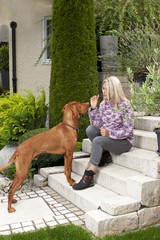 Frau mittleren Alters schmust mit Hund