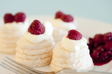 Individual mini meringue pavlovas