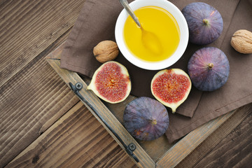 Fresh figs with honey and nuts
