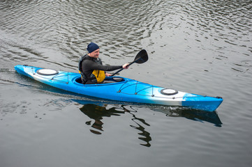 Fototapeta na wymiar kayaking on the river with fog02