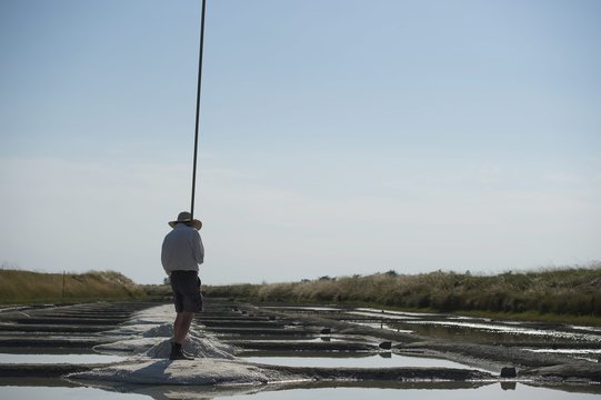 Paludier dans les Marais Salants de Gu&eacute;rande