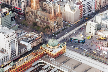 Naklejka premium Melbourne, Australia - 27 sierpnia 2016: Widok z lotu ptaka na stację Flinders Street i katedrę św. Pawła