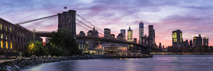 Fototapeta na wymiar Brooklyn Bridge and Manhattan Skyline Sunset Panorama