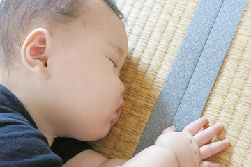 畳の上で眠る赤ちゃん