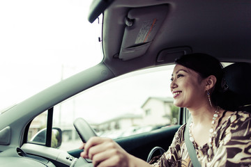 車を運転している女性