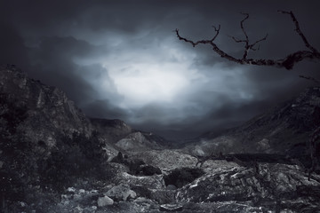 Obraz premium Chmurne niebo na tle skały górskie