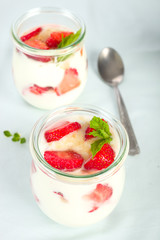 Jogurt mit Erdbeeren