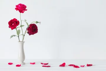 Poster de jardin Roses nature morte de rose rouge dans un vase