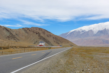 Mount Muztag Ata, the father of ice mountains, and the Karakul Lake, on the Pamirs Plateau, Taxkorgan, Kashgar, Xinjiang, China