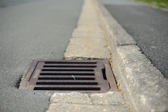 Kanaldeckel Stra&szlig;en Gulli Kanalisation