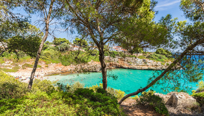 Fototapeta na wymiar Spanien Mallorca Bucht Strand mit Wasser türkis blau