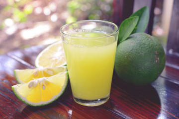 Green sweet orange juice (citrus senesis, citrus sinensis) with fruit and leaves.