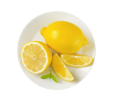 whole and sliced lemons