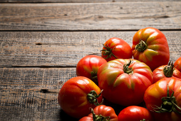 Organiczne surowe pomidory na drewnie