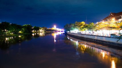 Obraz premium Ping River at night Scene in chiang mai , thailand