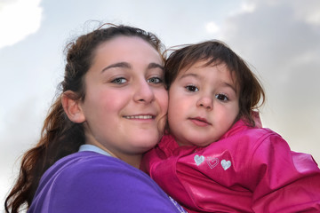 Portrait Teenager lächelt mit kleiner Schwester
