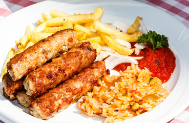 Cevapcici mit Reis und Pommes Fritters