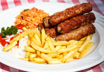 Cevapcici mit Reis und Pommes Fritters