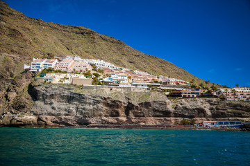 Fototapeta na wymiar small village Los Gigantes and its beach