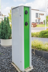 Ladestation für E-Auto im Garten
