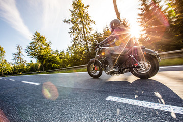 Fototapeta premium Mężczyzna jedzie na motocyklu. Na drodze!