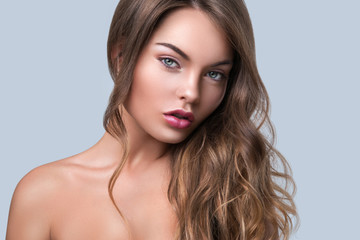 Naklejka premium Portrait of young woman with curly hair