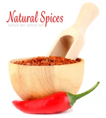 Poster Gemalen rode chili peper in houten kom geïsoleerd op wit © Africa Studio