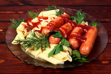 Macaroni and hot dog grilled with ketchup.