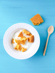 corn breand and yogurt