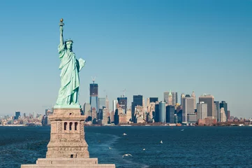 Keuken foto achterwand Vrijheidsbeeld The statue of liberty against the New York City skyline