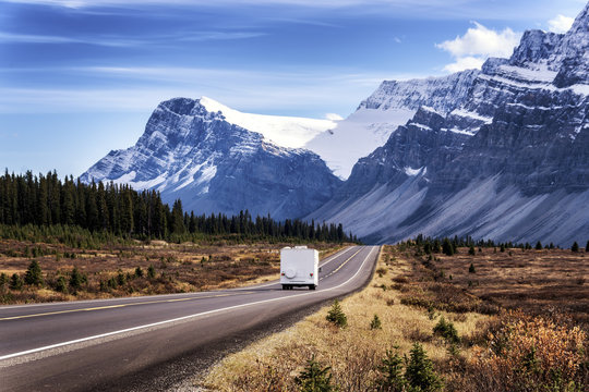 Canada, Alberta, Jasper National Park, Icefields Parkways, camper van on the road